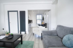 Luxe Living Family Home - Beach, Wifi, Parking